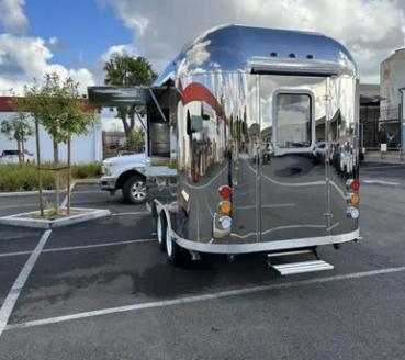 Lebe deinen amerikanischen Traum. Dieser Food Trailer zieht Menschenmengen nahezu an. Origialnachbau von Airstream , komplett eingerichtet, Änderungen und Sonderwünsche gerne realisierbar